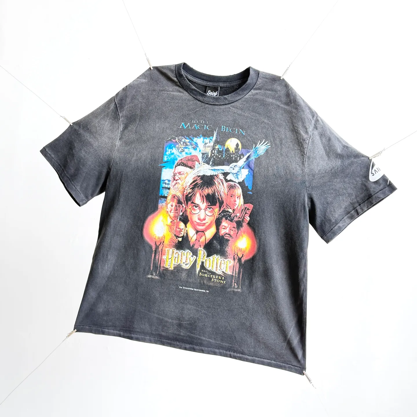 P138 # CTS-116 Saint " HARRY POTTER Harry Potter " limited edition. 260g heavyweight pure cotton fabric after washing. White ink direct-jet printing + retro single-stitch heaven and earth stitch technology + heavy-duty spray wash + hand damage. Size: S M L XL SAINT Mxxxxxx x HARRY POTTER Harry Potter joint model "Harry Potter and the Philosopher's Stone" is the opening work of the series and has a profound impact. The protagonist of the story, Harry Potter, is an orphan whose parents both died and has been adopted by a Muggle (ordinary person without magic) family. However, on his 11th birthday, he received an admission notice from Hogwarts School of Witchcraft and Wizardry, which began his wonderful journey in the wizarding world. At school, he met two close friends, Hermione Granger and Ron Weasley, and together they explored every corner of Hogwarts and learned magical knowledge. At the same time, Harry discovered a huge secret hidden in the school - the existence of the Philosopher's Stone, and the evil Voldemort also tried to obtain the Philosopher's Stone to restore his power. Harry and his friends bravely stood up to protect the Philosopher's Stone, and finally defeated Voldemort's conspiracy.    Customized 260g gram weight 100% cotton special washed fabric that is consistent with the original. With the blessing of imitation sun-drying, heavy sandblasting and fading + edge grinding + Assute fermentation and washing, the cotton feel on the surface of the fabric is well presented. Both the texture and feel are ceiling level. After the ready-made garments undergo a series of heavy washing and distressing processes, the retro and high-end sense of the entire garment is directly to the top. The garment making process of the entire garment adopts Saint The most common and complex single-needle sewing process (commonly known as single-thread heaven and earth stitch) among vintage vintage brands such as Michael